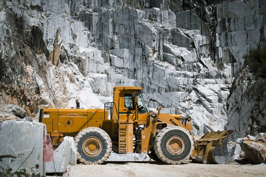 Carrara Council Extends Local Processing Deadline: What the 2026 Marble Supply Tightening Means for B2B Buyers