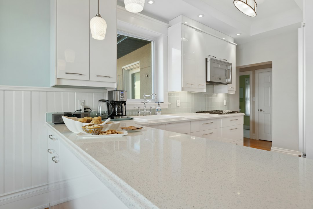 Peut-on poser des casseroles chaudes sur des plans de travail en quartzite, granit et quartz ?