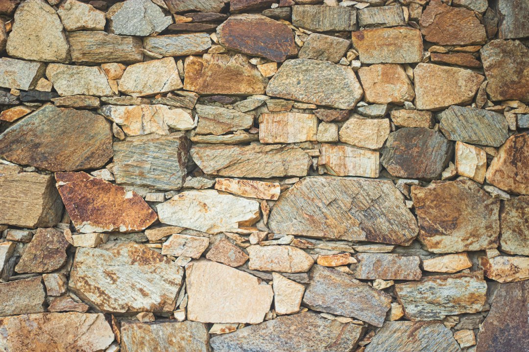 Efflorescence dans la pierre naturelle : prévention & guide B2B