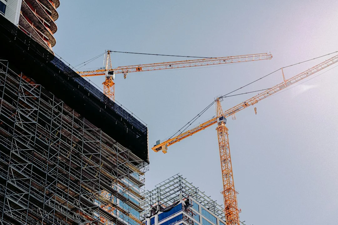 Guide des délais d'approvisionnement en pierre naturelle : du façonnage en usine au chantier