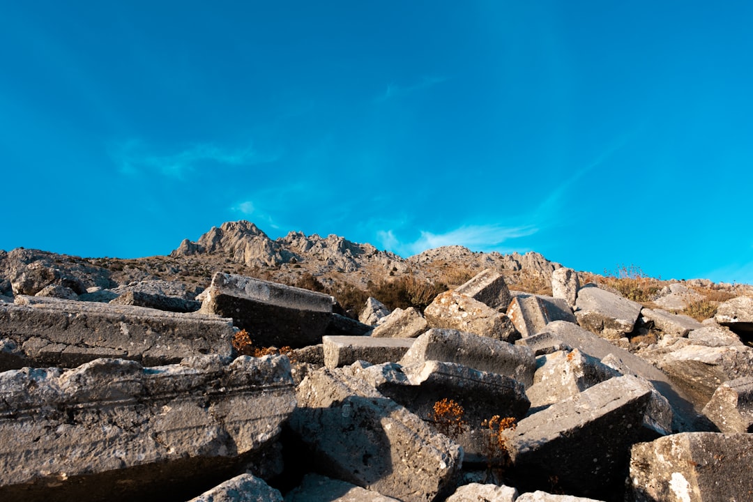 Turkey’s Marble Sector Realignment: Processed Slabs Face Geopolitical Hurdles while Raw Block Demand Surges