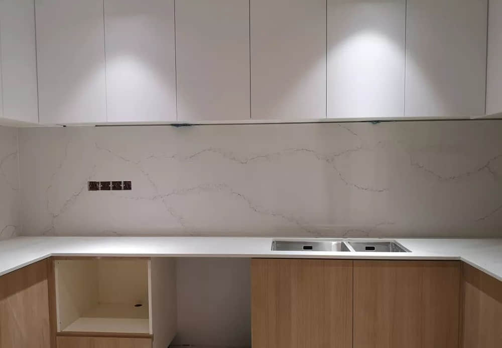 Revestimiento de Pared y Encimera de Cocina de Cuarzo Calacatta - Image 3